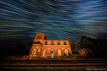 Taller de fotografía nocturna en una estación de tren abandonada y un puente