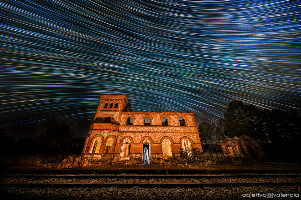 Taller de fotografía nocturna en una estación de tren abandonada y un puente